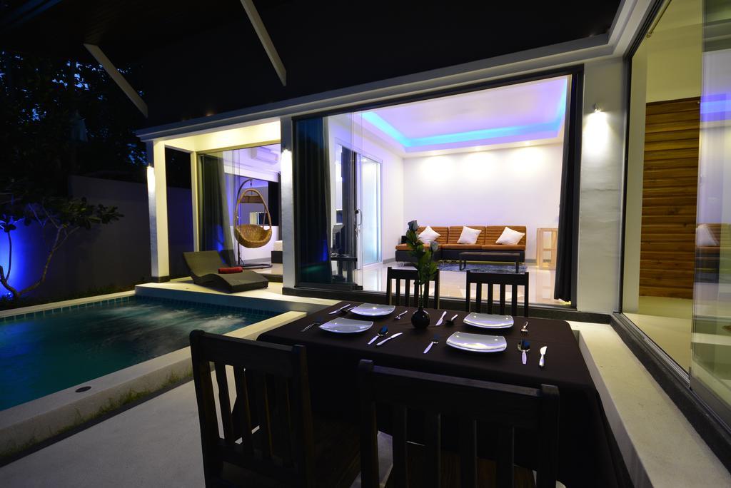 Villa Rocking Chair Pool *