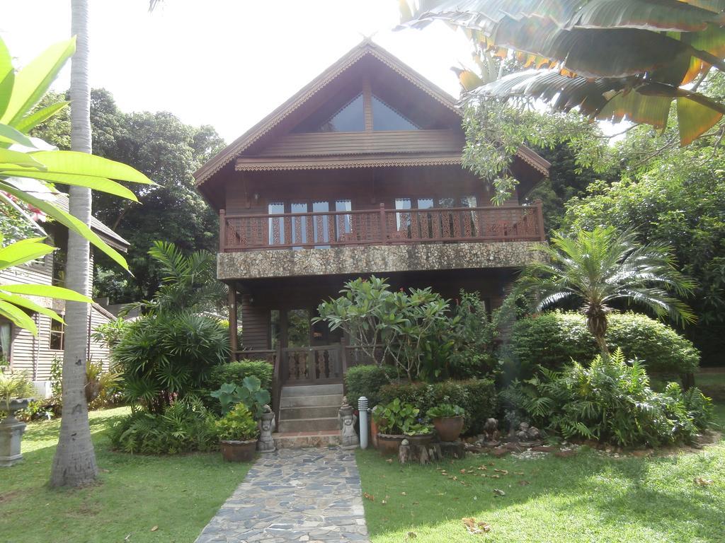 Baan Laem Noi Villa's Holiday home *