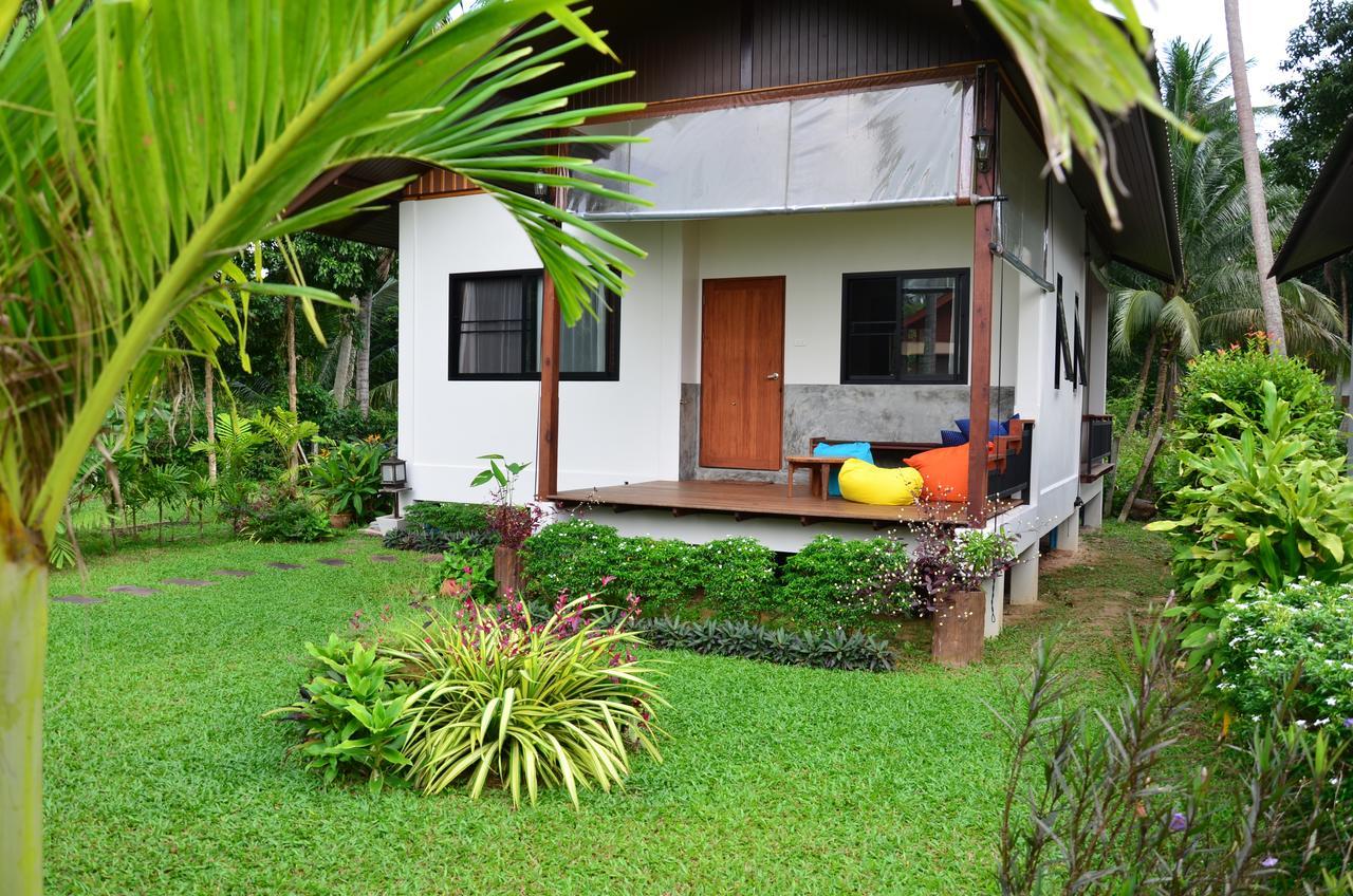 Sean Sabai E Ristobar Taling Ngam Beach