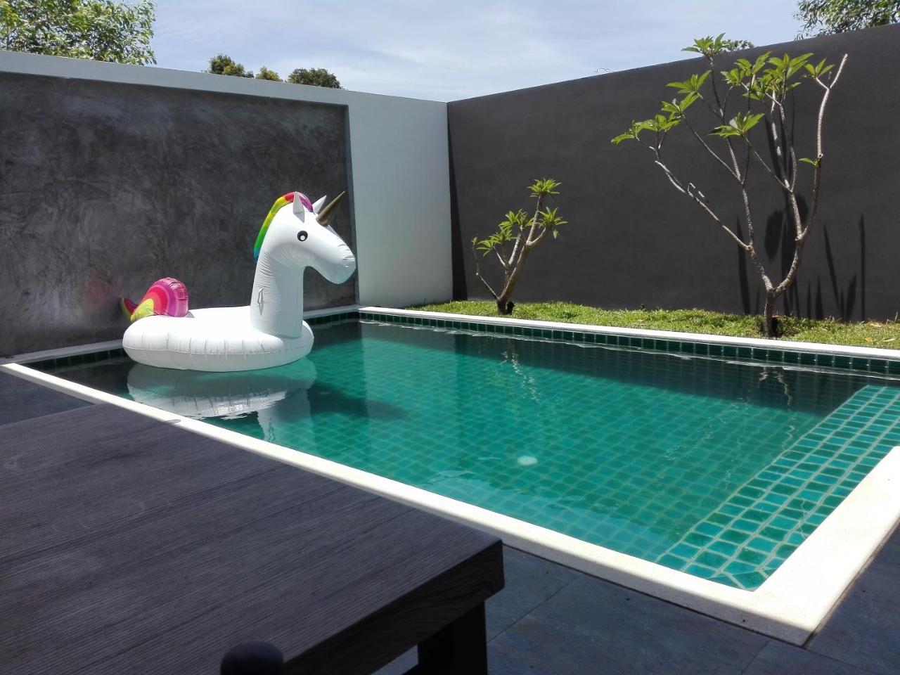 Villa Rocking Chair Pool