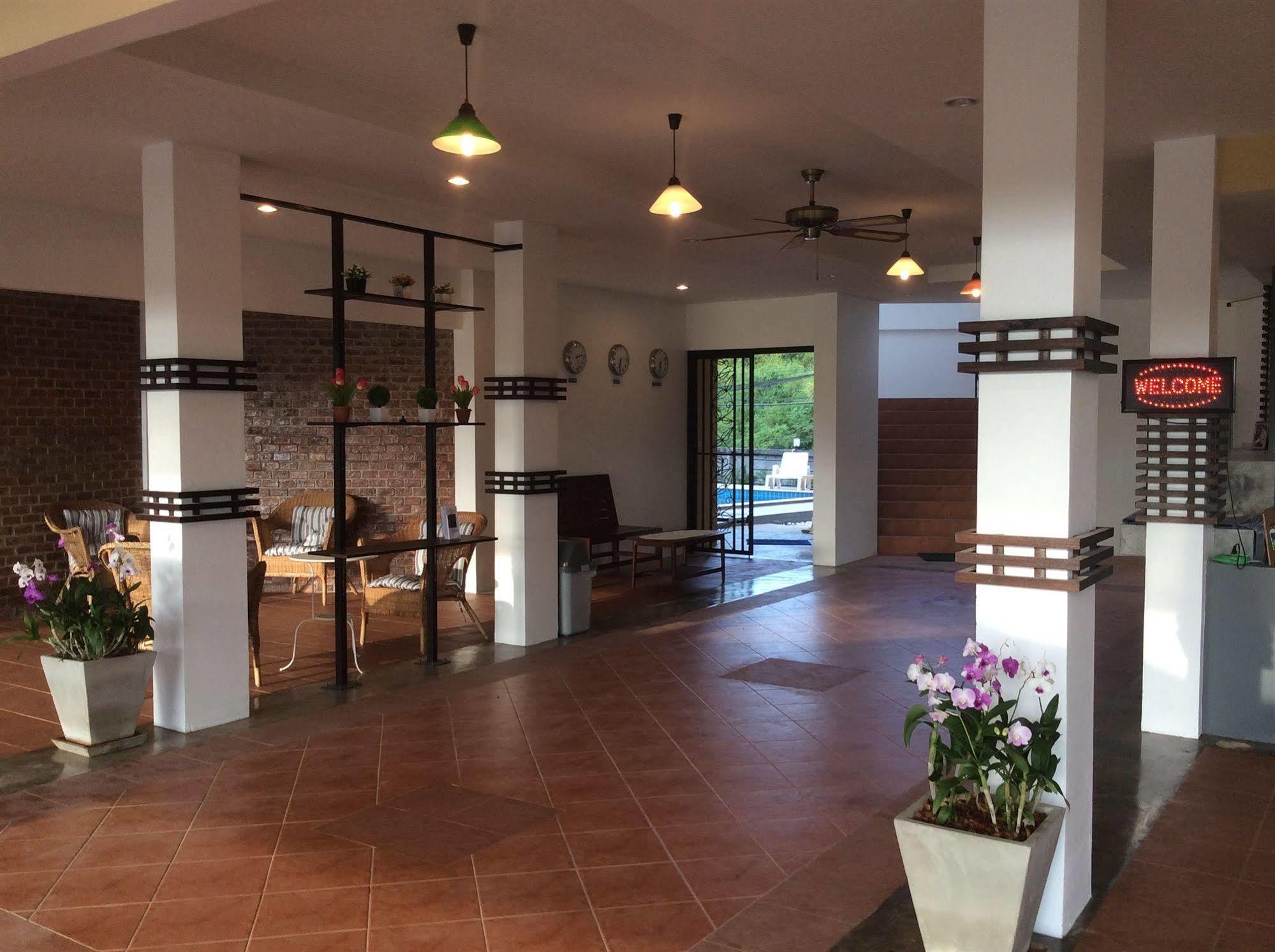 Raya Boutique Hotel *