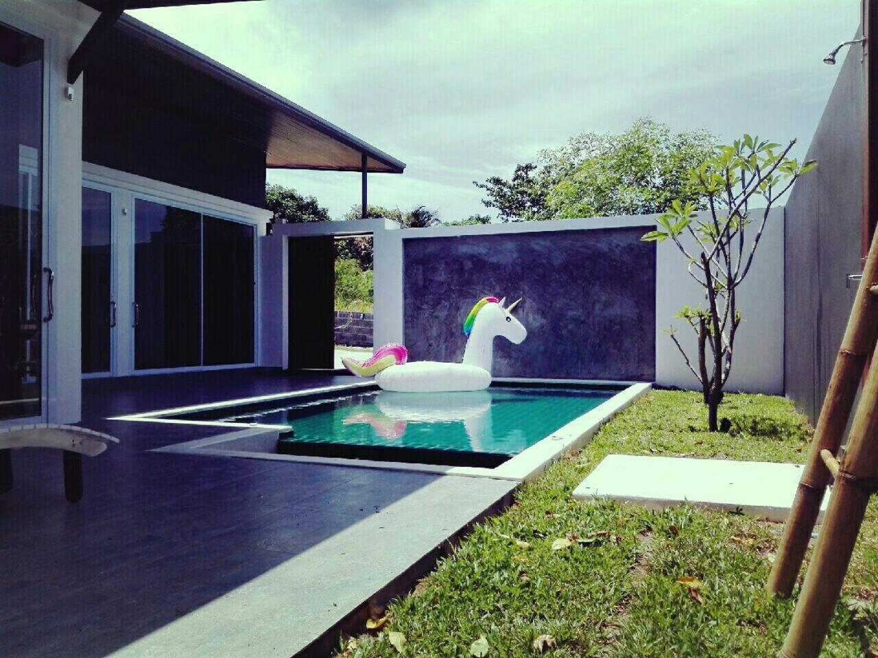 Villa Rocking Chair Pool