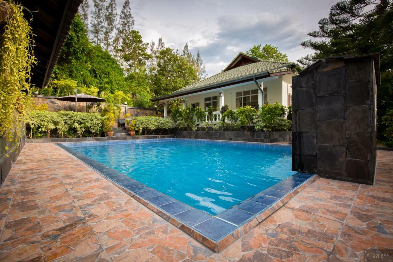 Private Poolvilla Mit Wasserfall