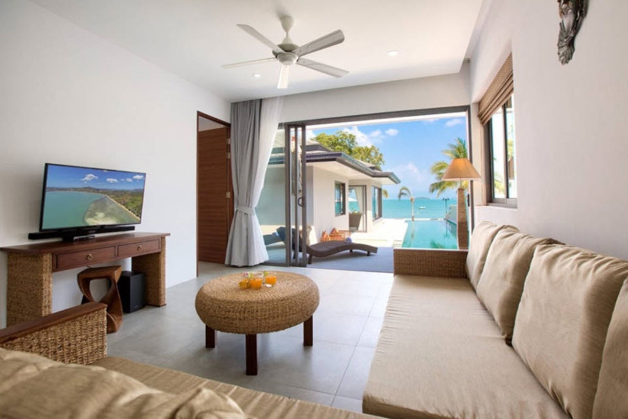 1 Bedroom Beautiful Beachfront Villa *