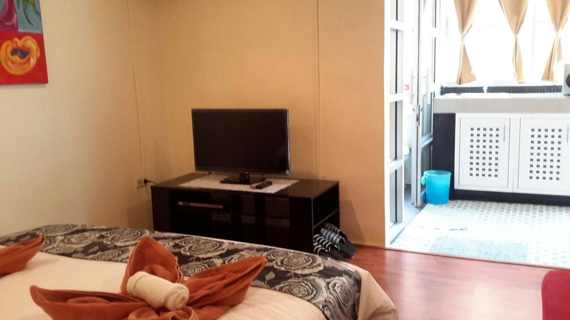 Zone6 Coworking Old 2w Hostel, Koh Samui Hostel