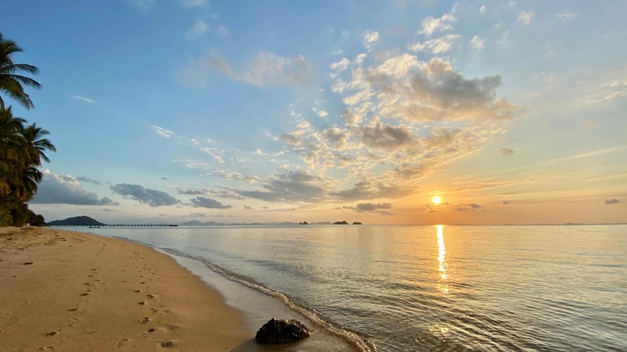 Sean Sabai E Ristobar Taling Ngam Beach