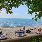 Chill Inn Lipa Noi Hostel And Beach Cafe