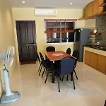 Comfy Townhouse At Best Location