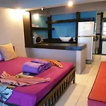 Zone6 Coworking Beach Apartment Old 2W Beach Hostel, Koh Samui