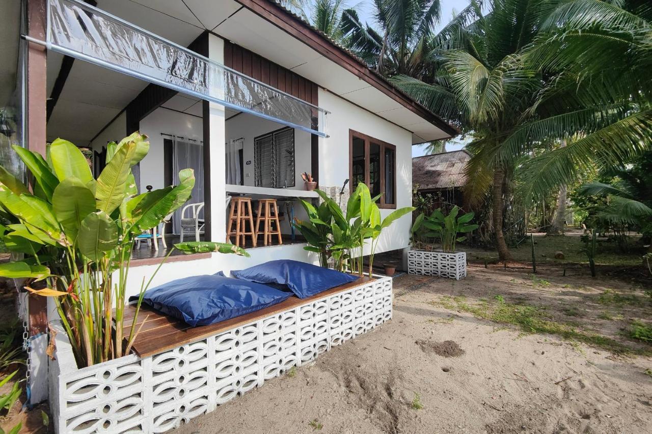 Front - Outdoor Shower - Working Desk Ferienhaus *