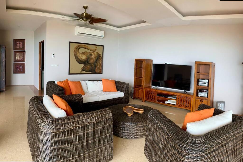 Fah Suay - Incredible & Spacious 5 Bedrooms *