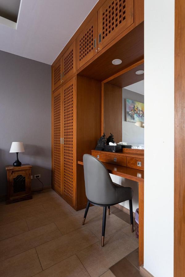 Vigo With Gym And Tennis Court Villa