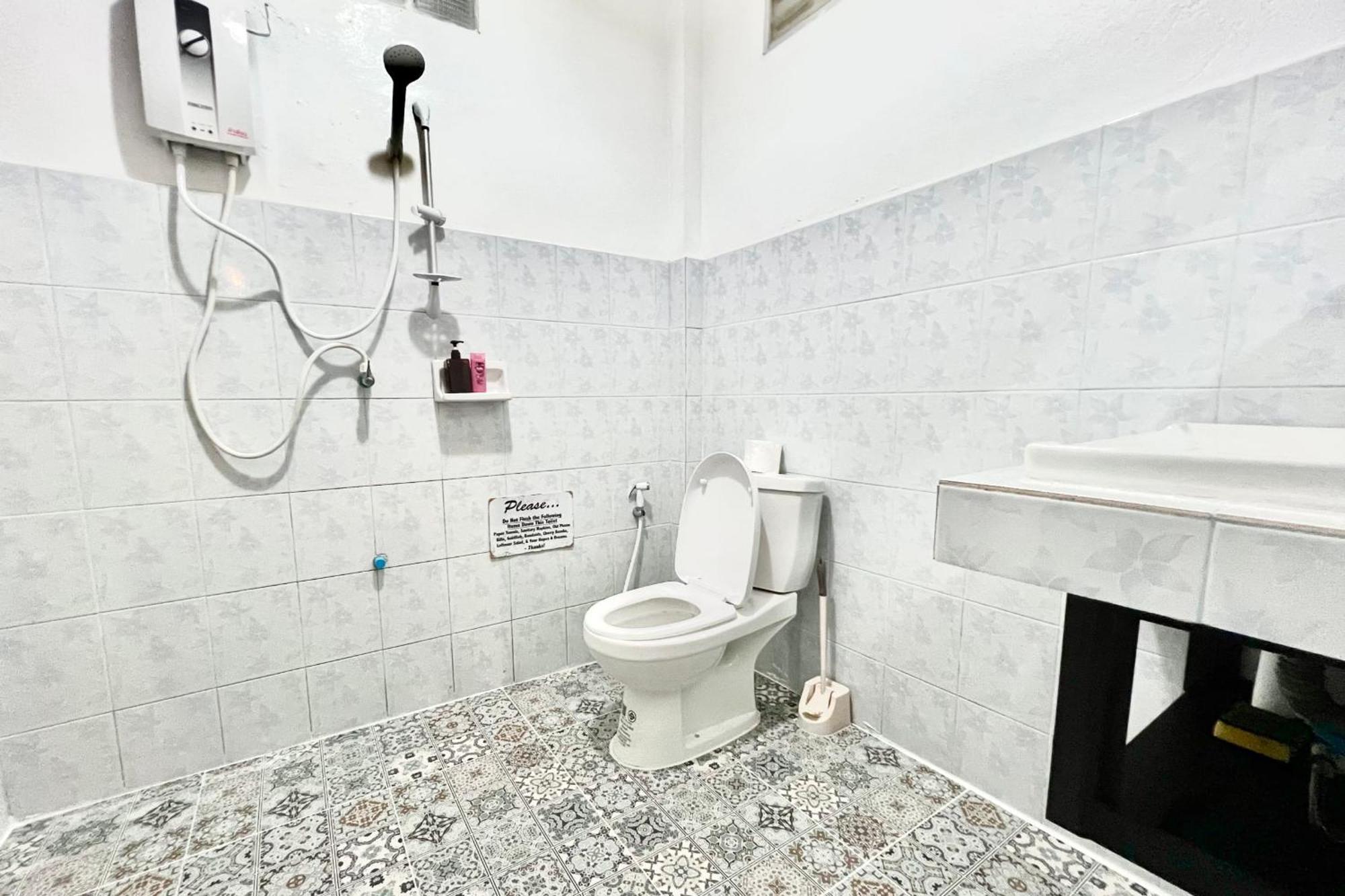 Ferienhaus Front - Outdoor Shower - Working Desk *