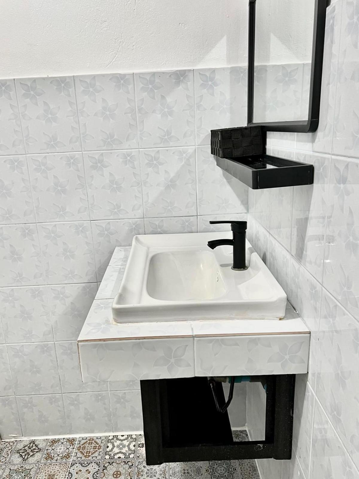Ferienhaus Front - Outdoor Shower - Working Desk Ko Samui