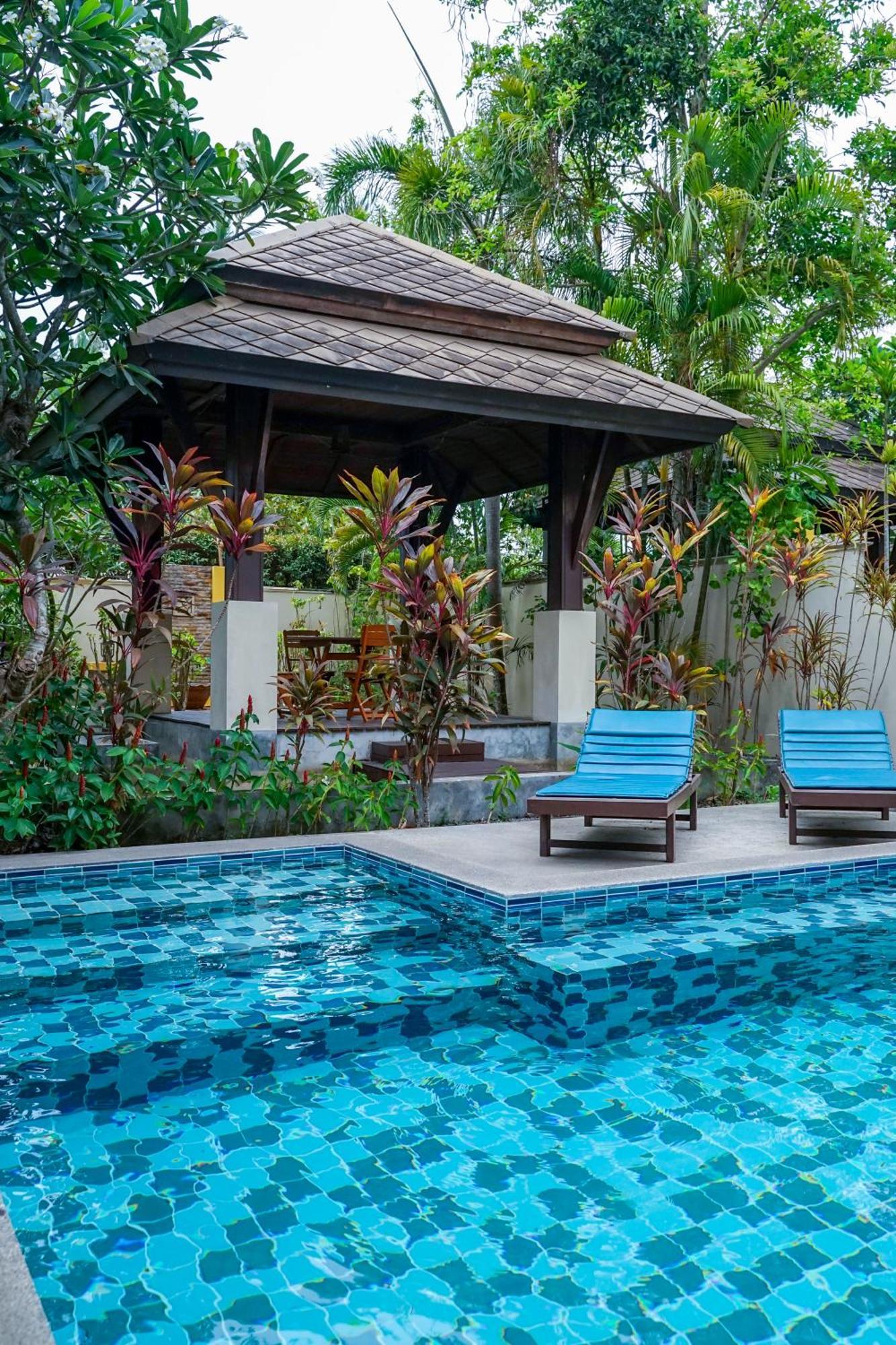 Large 4 Bed Short Walk To Maenam *