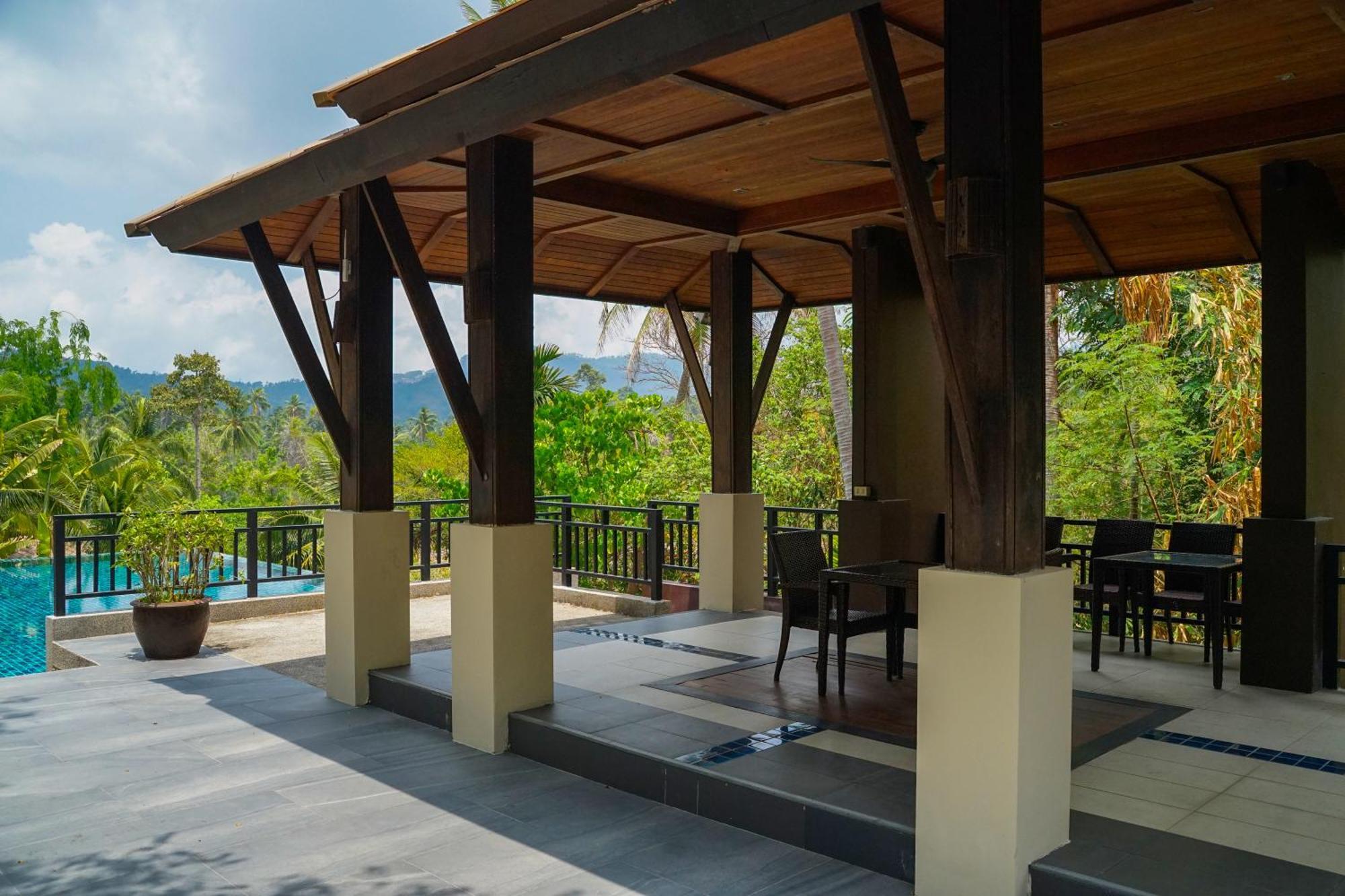 Large 4 Bed Short Walk To Maenam Villa *