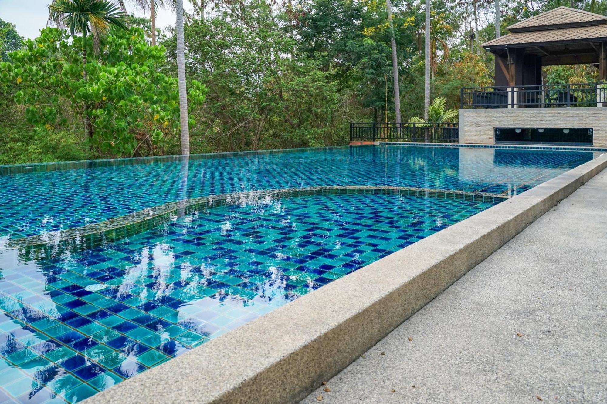 Large 4 Bed Short Walk To Maenam *
