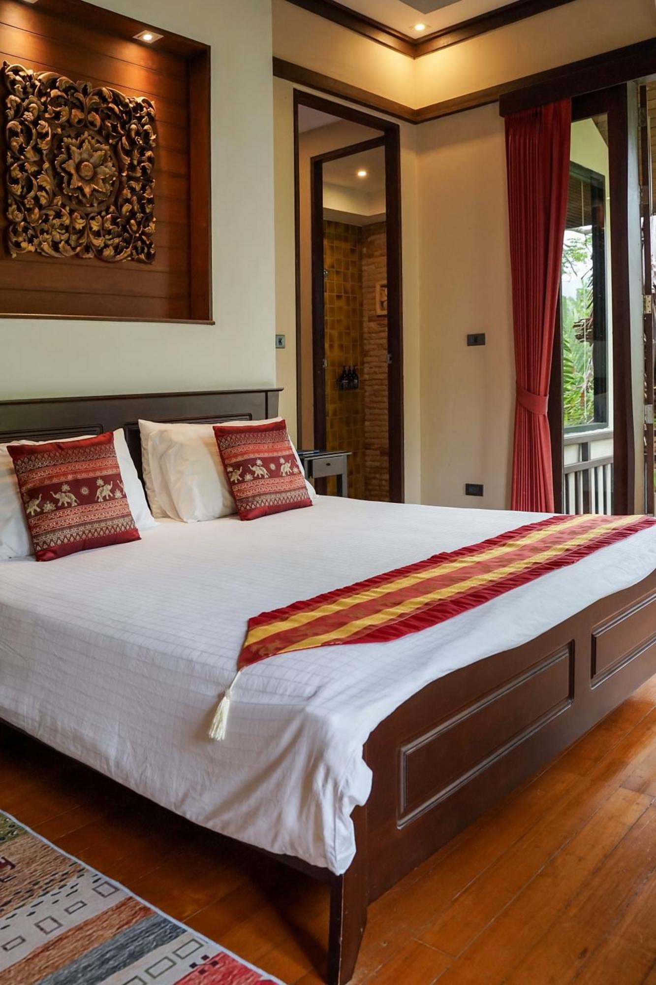 Large 4 Bed Short Walk To Maenam Villa