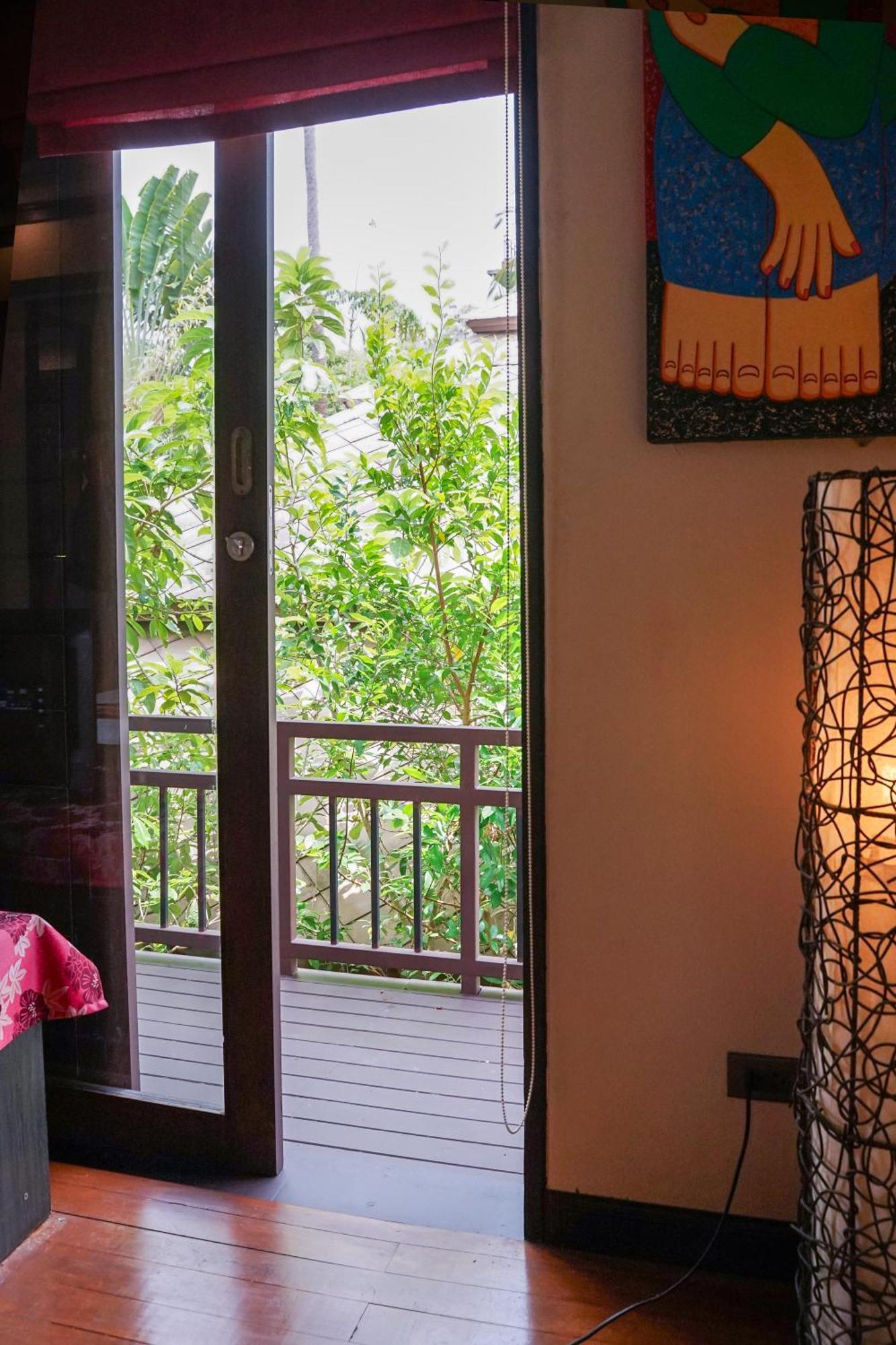 Large 4 Bed Short Walk To Maenam Villa *
