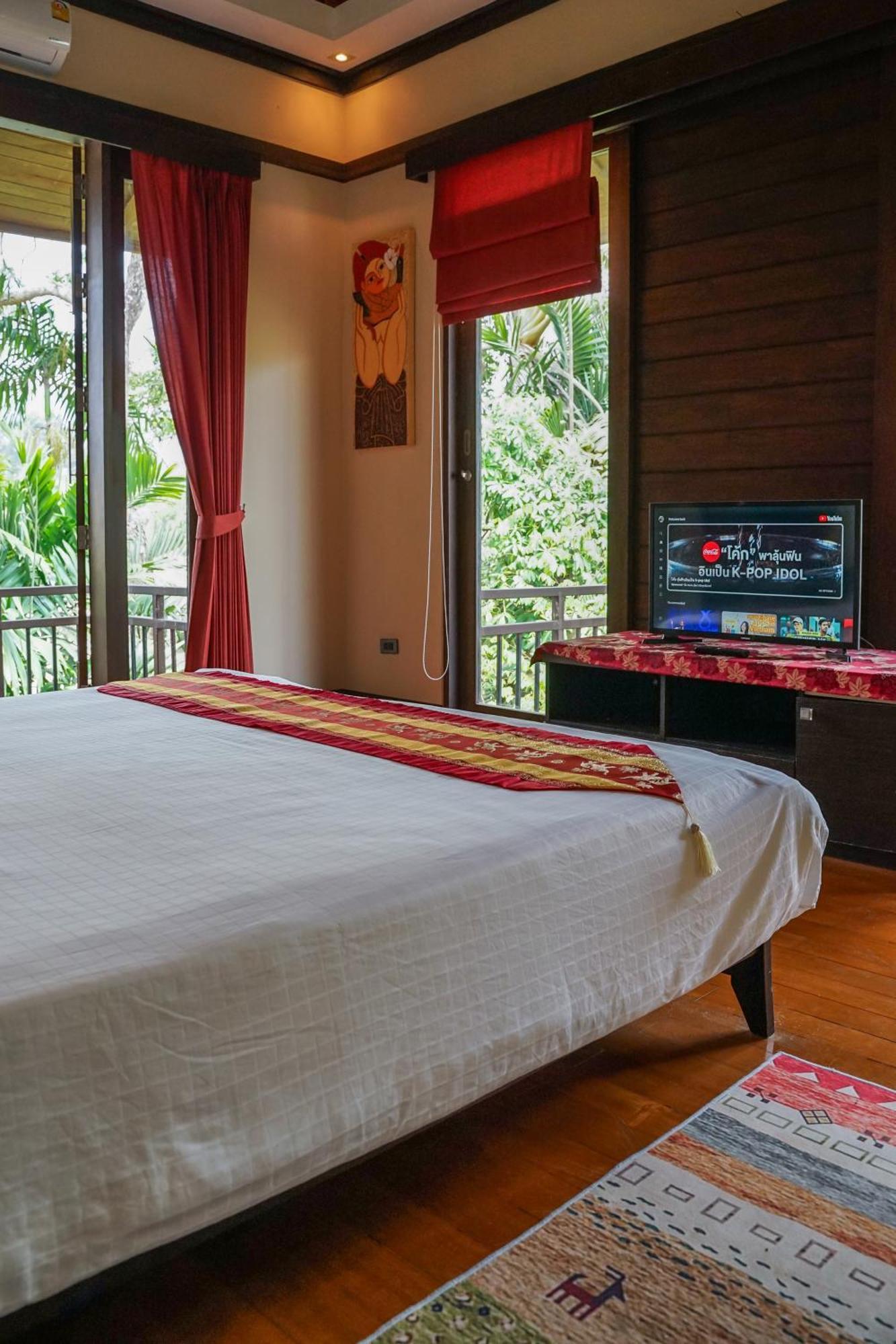 Large 4 Bed Short Walk To Maenam Villa