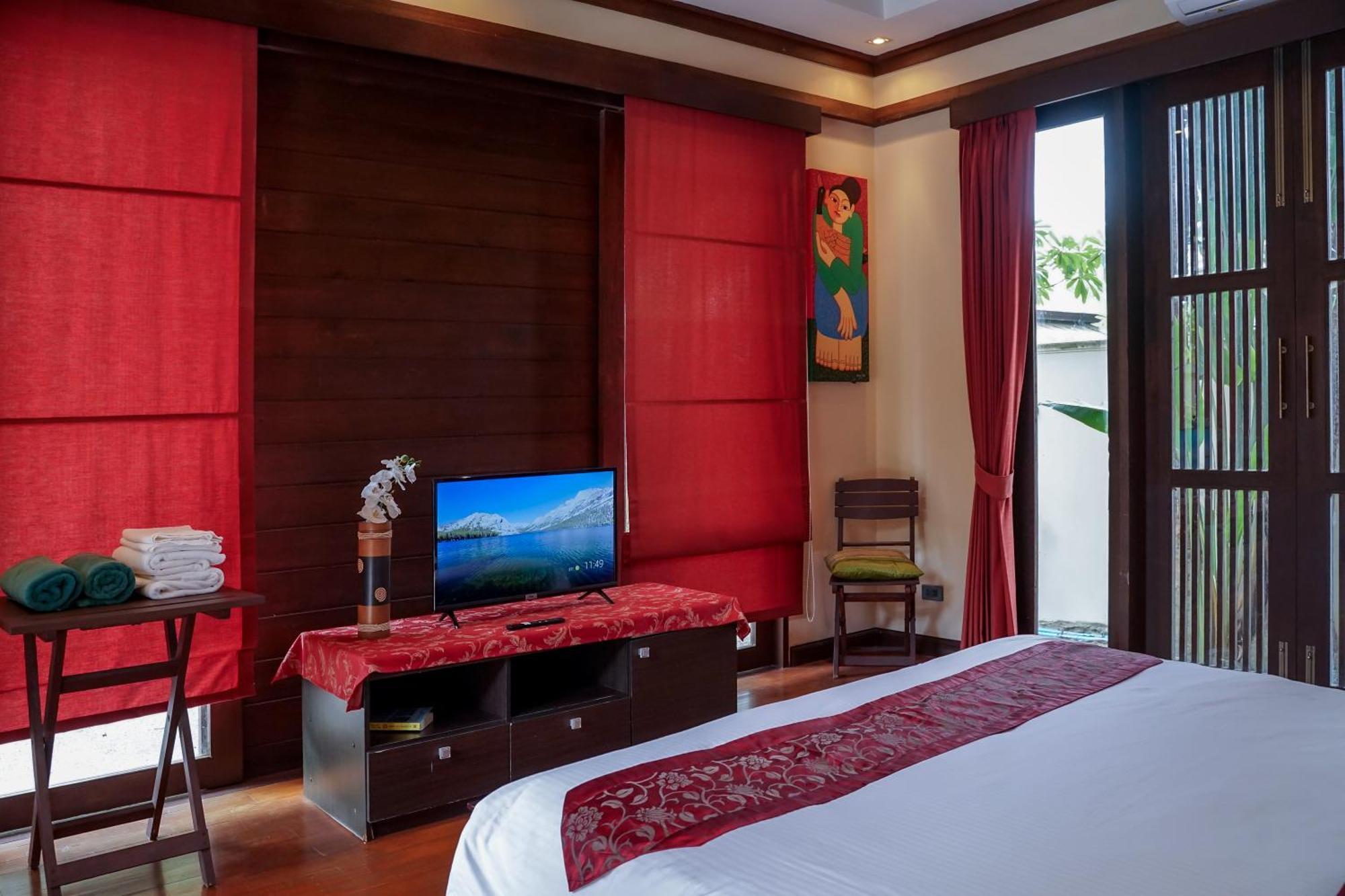 Large 4 Bed Short Walk To Maenam Villa *