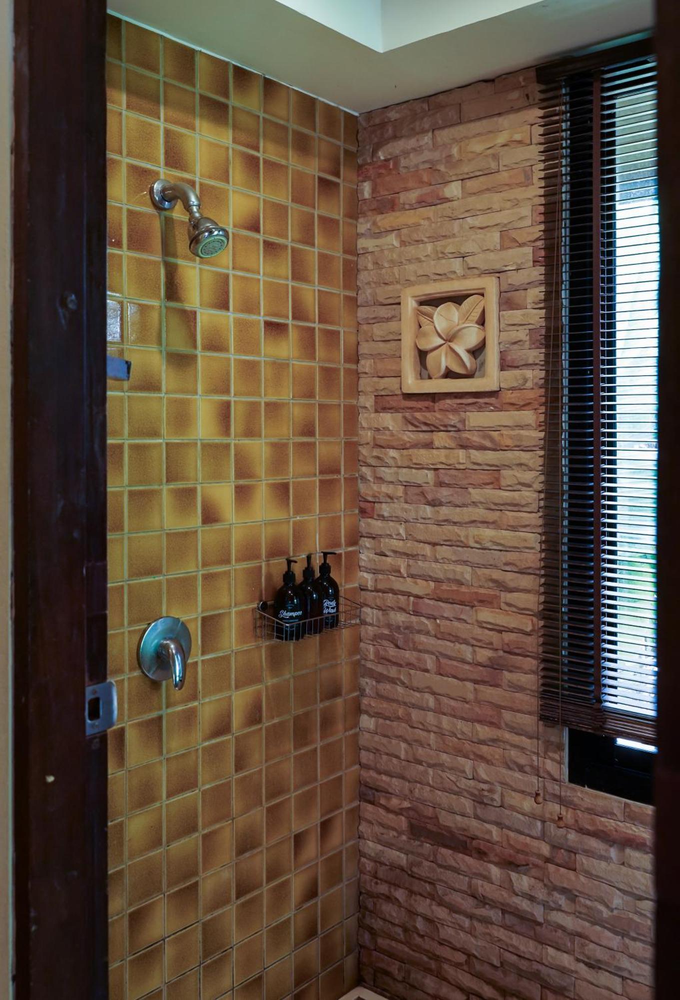 Large 4 Bed Short Walk To Maenam Mae Nam