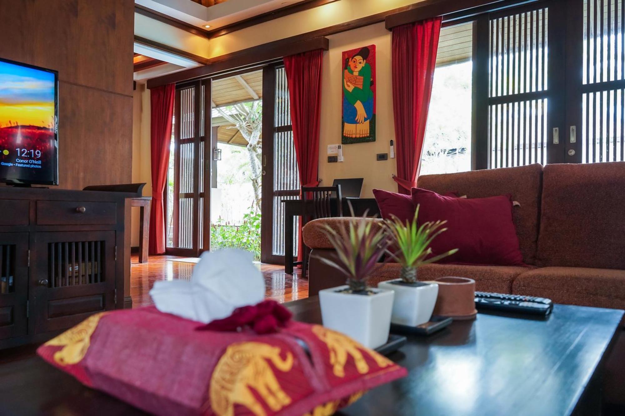 Large 4 Bed Short Walk To Maenam Villa