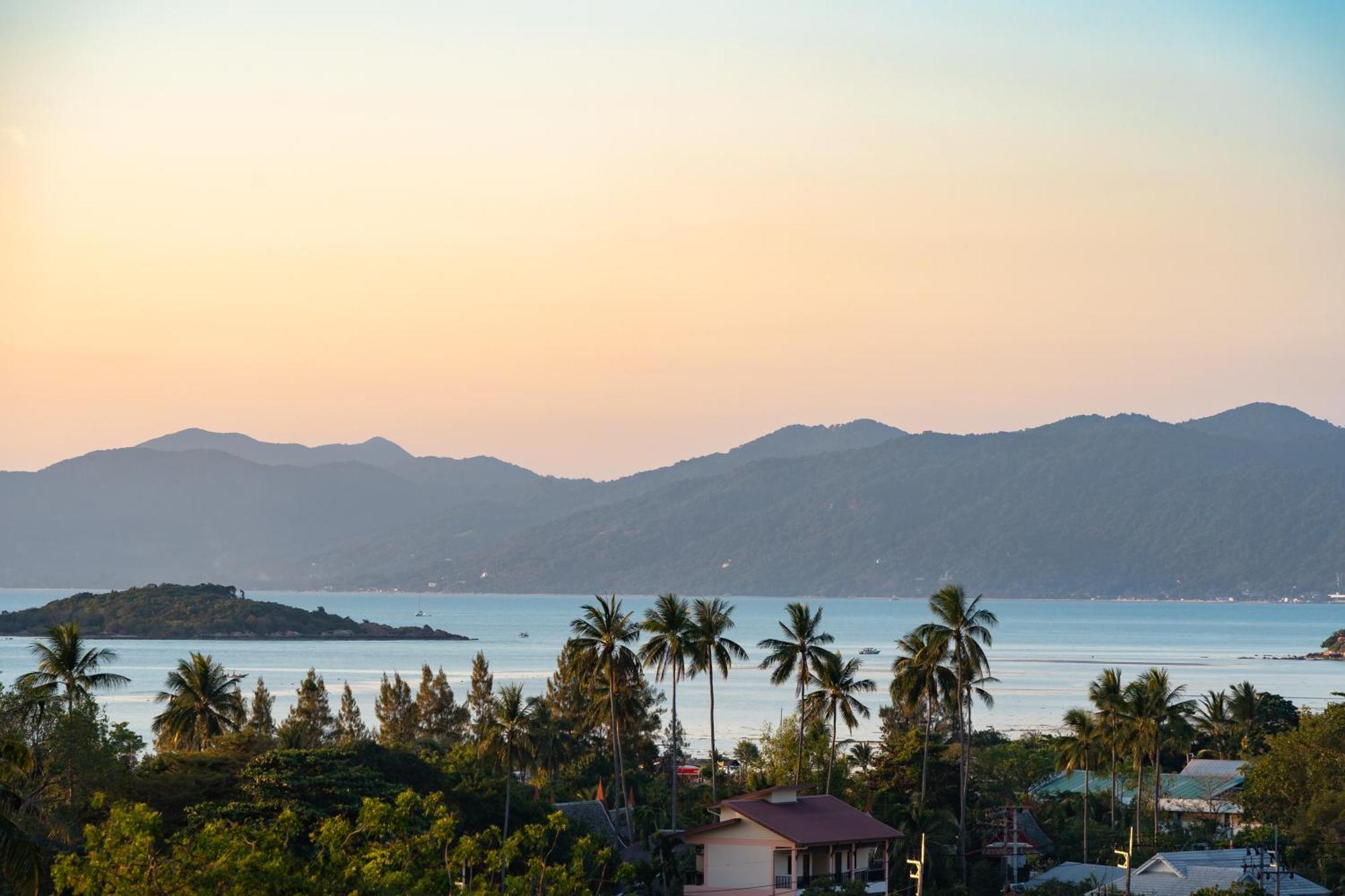 Sparkle 大佛海滩四卧时尚部分海景别墅 Villa Ko Samui