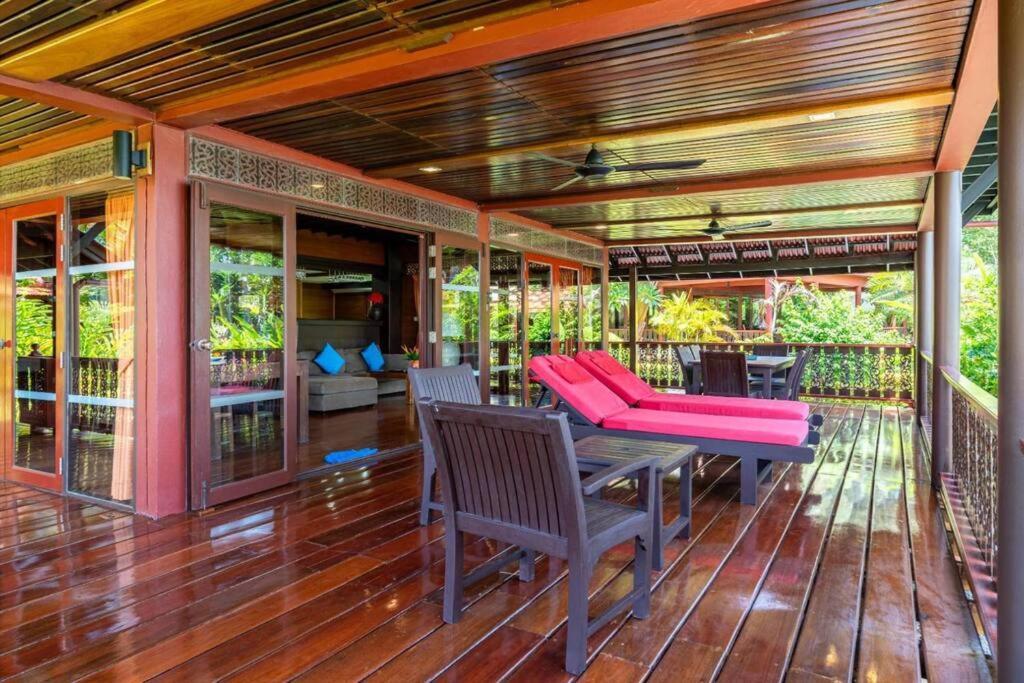 Tropical Beachside 4 Bedroom - Kbr23