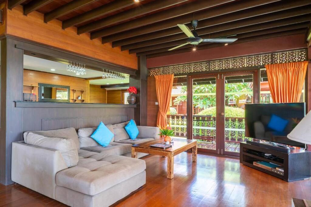 Tropical Beachside 4 Bedroom - Kbr23 Holiday home