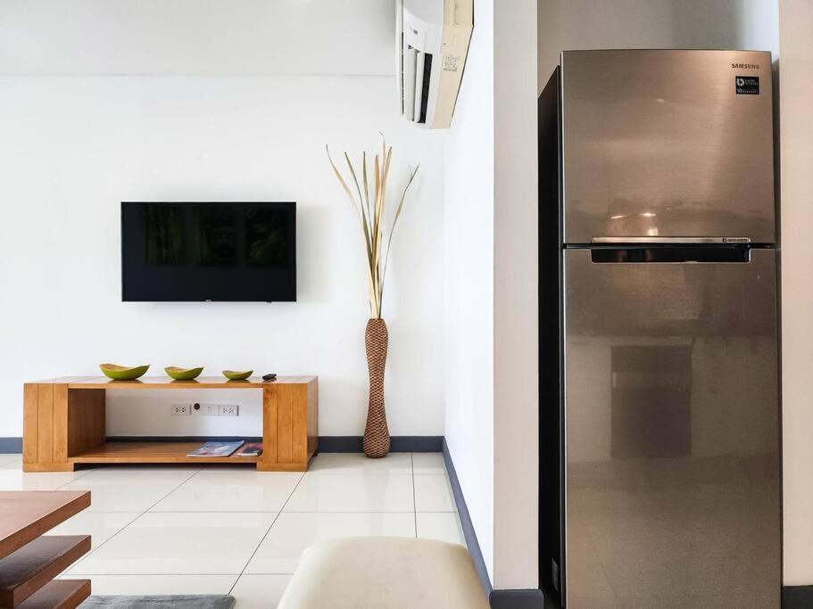 Modern & Cozy - Close To In Apartment