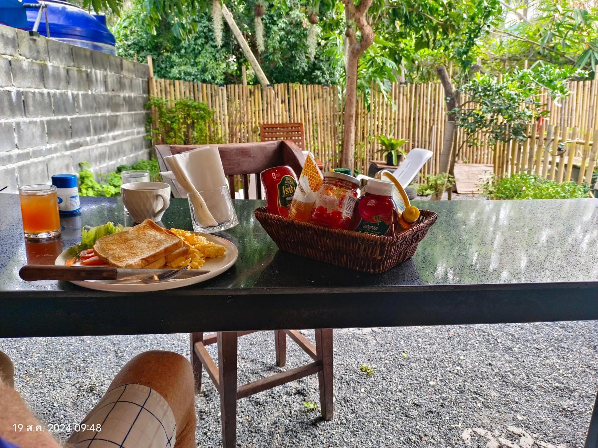 Hacia In Box Hotel Lipa Noi