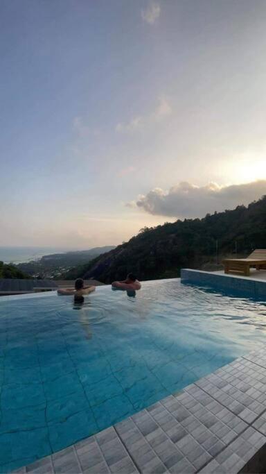 Capri Piscine Jacuzzi Vue