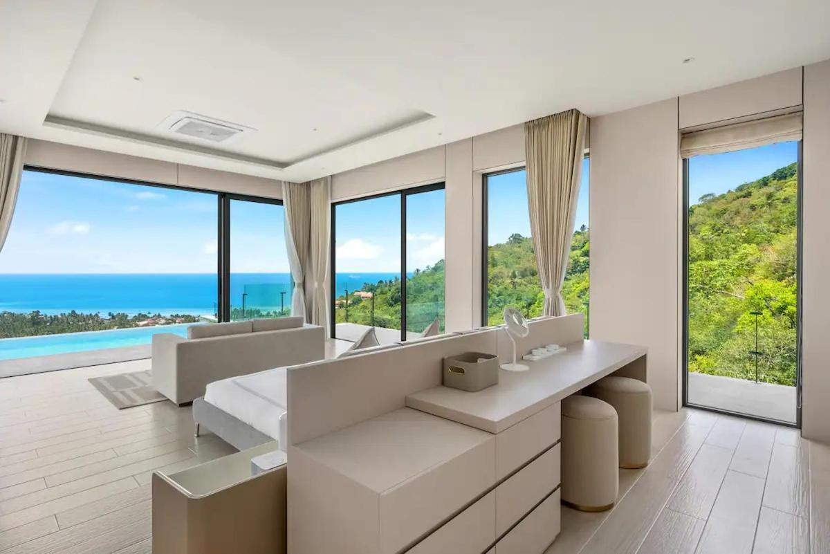 Villa Me Huge And Luxurious