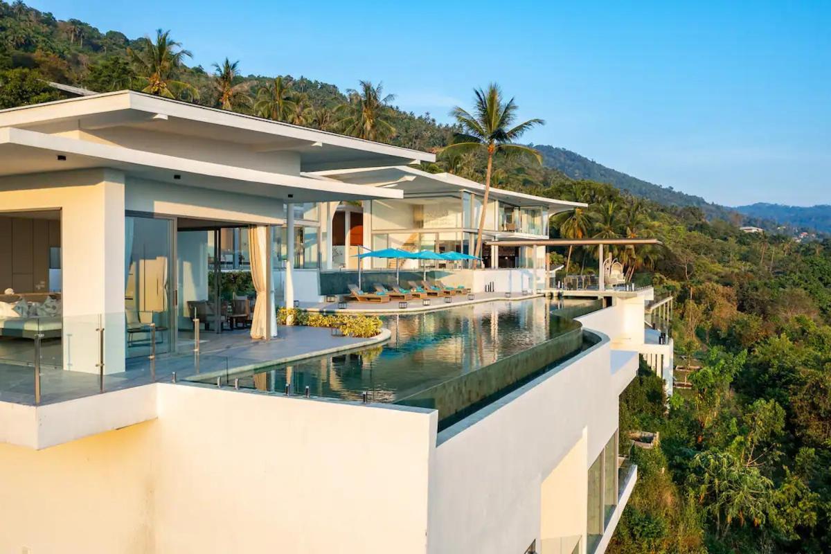 Villa Me Huge And Luxurious