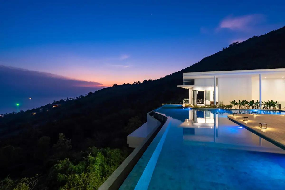 Me Huge And Luxurious Villa *