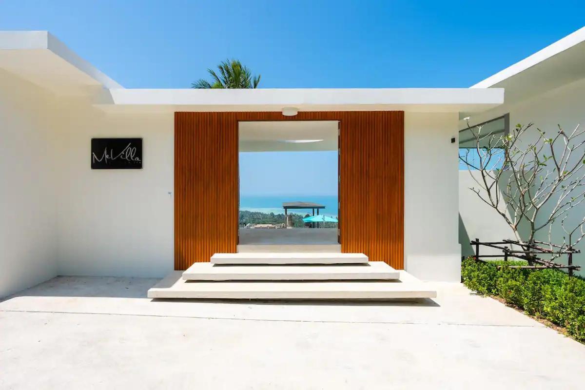 Me Huge And Luxurious Villa