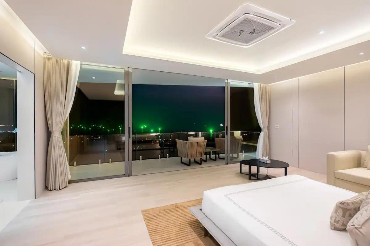 Me Huge And Luxurious