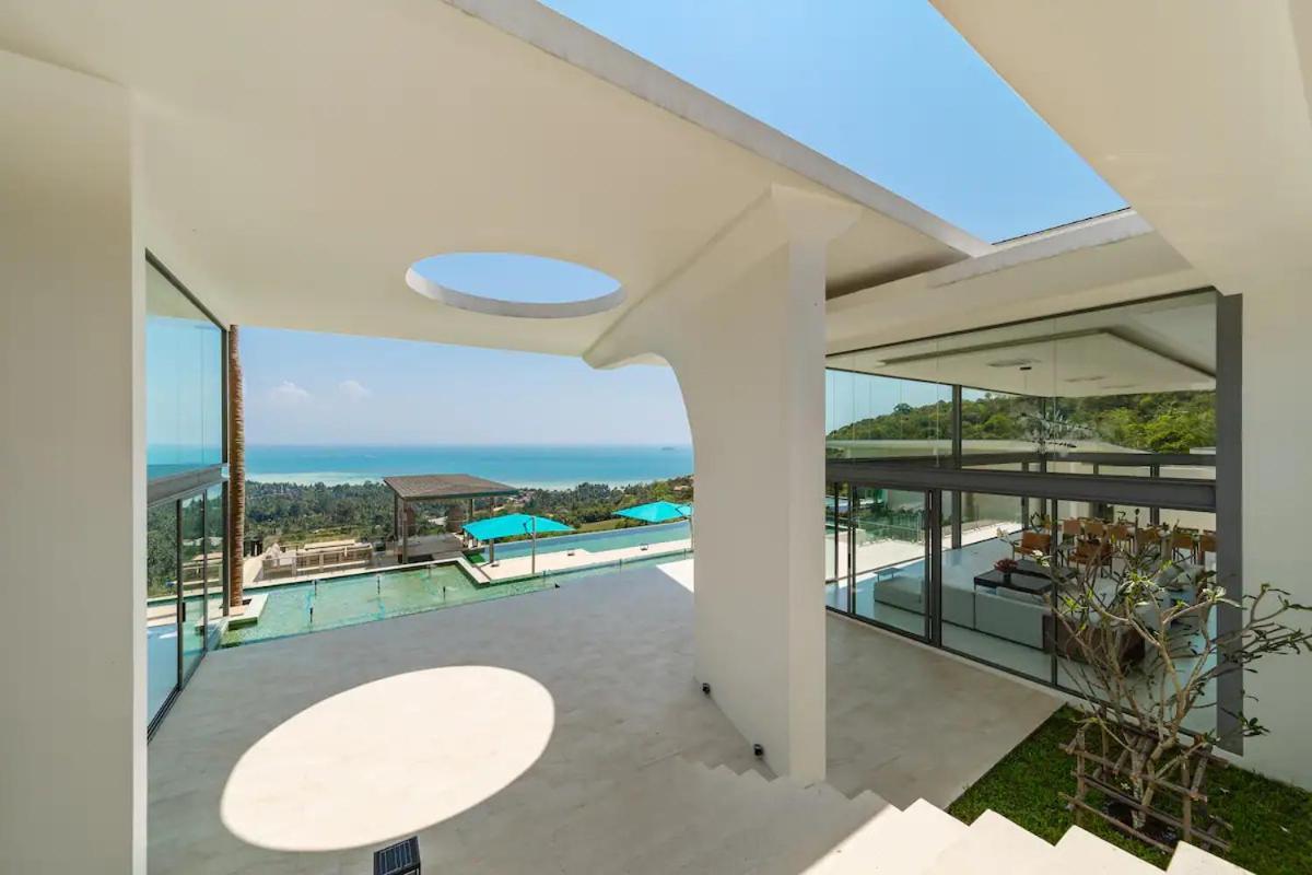 Me Huge And Luxurious Villa