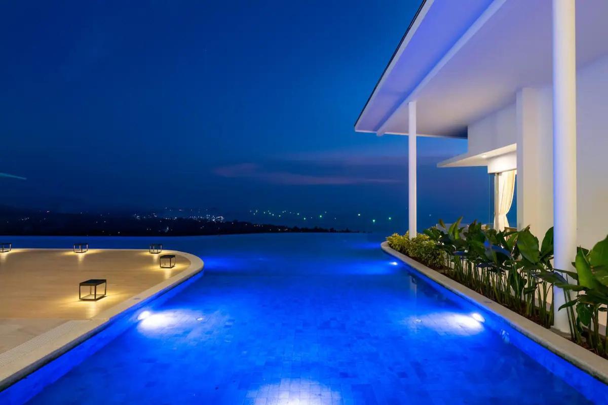 Me Huge And Luxurious * Ban Thong Phlu