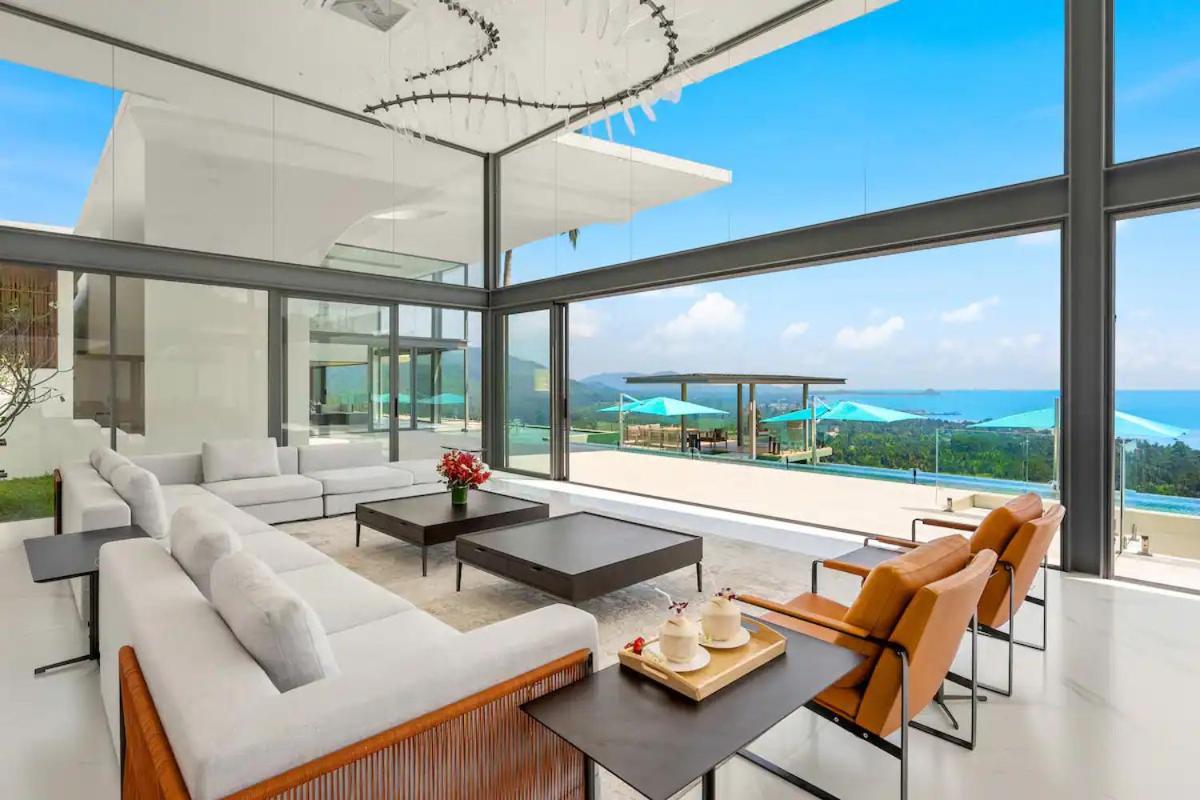 Me Huge And Luxurious Villa