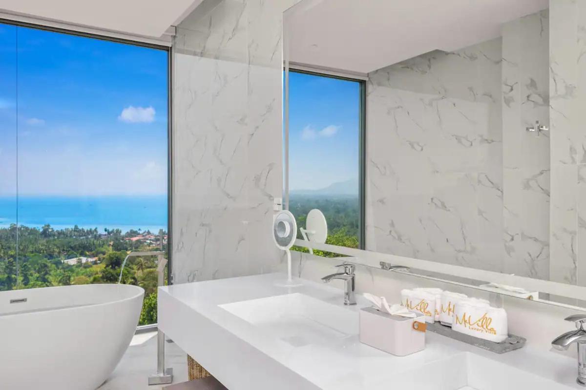 Villa Me Huge And Luxurious