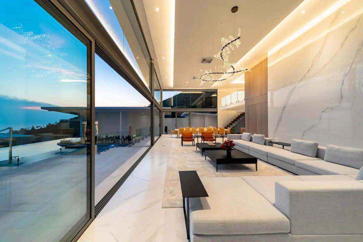 Me Huge And Luxurious Villa