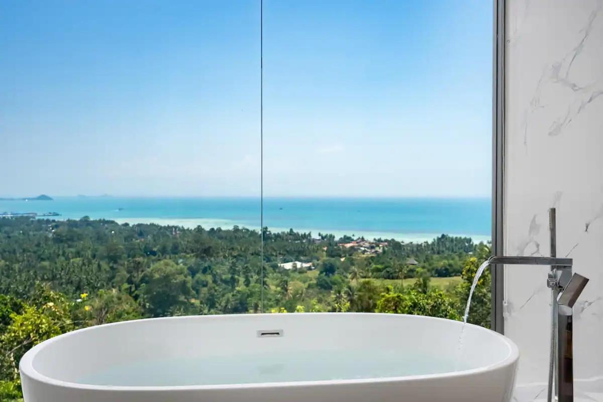Me Huge And Luxurious Villa