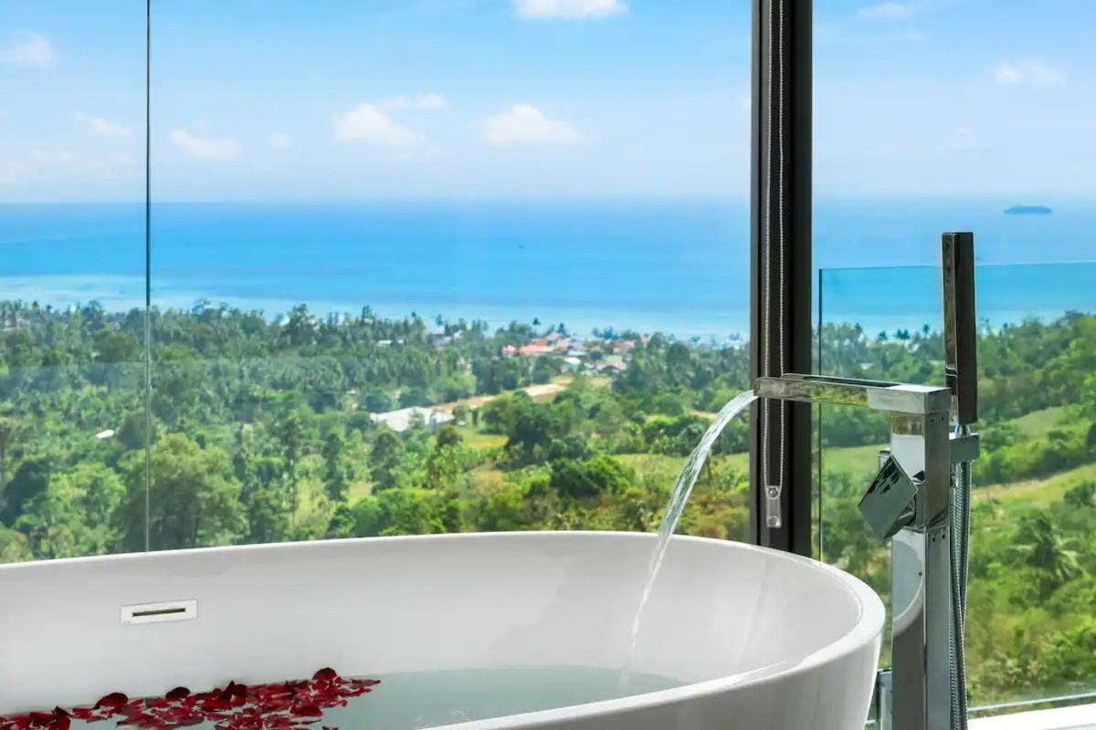 Villa Me Huge And Luxurious