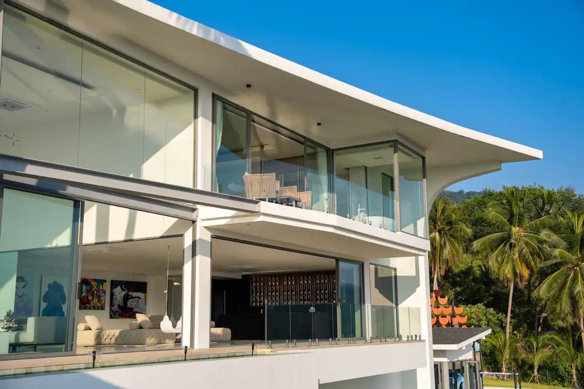 Me Huge And Luxurious Villa