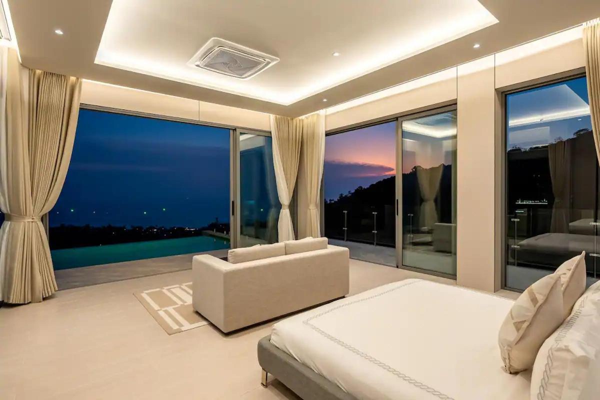 Me Huge And Luxurious Villa