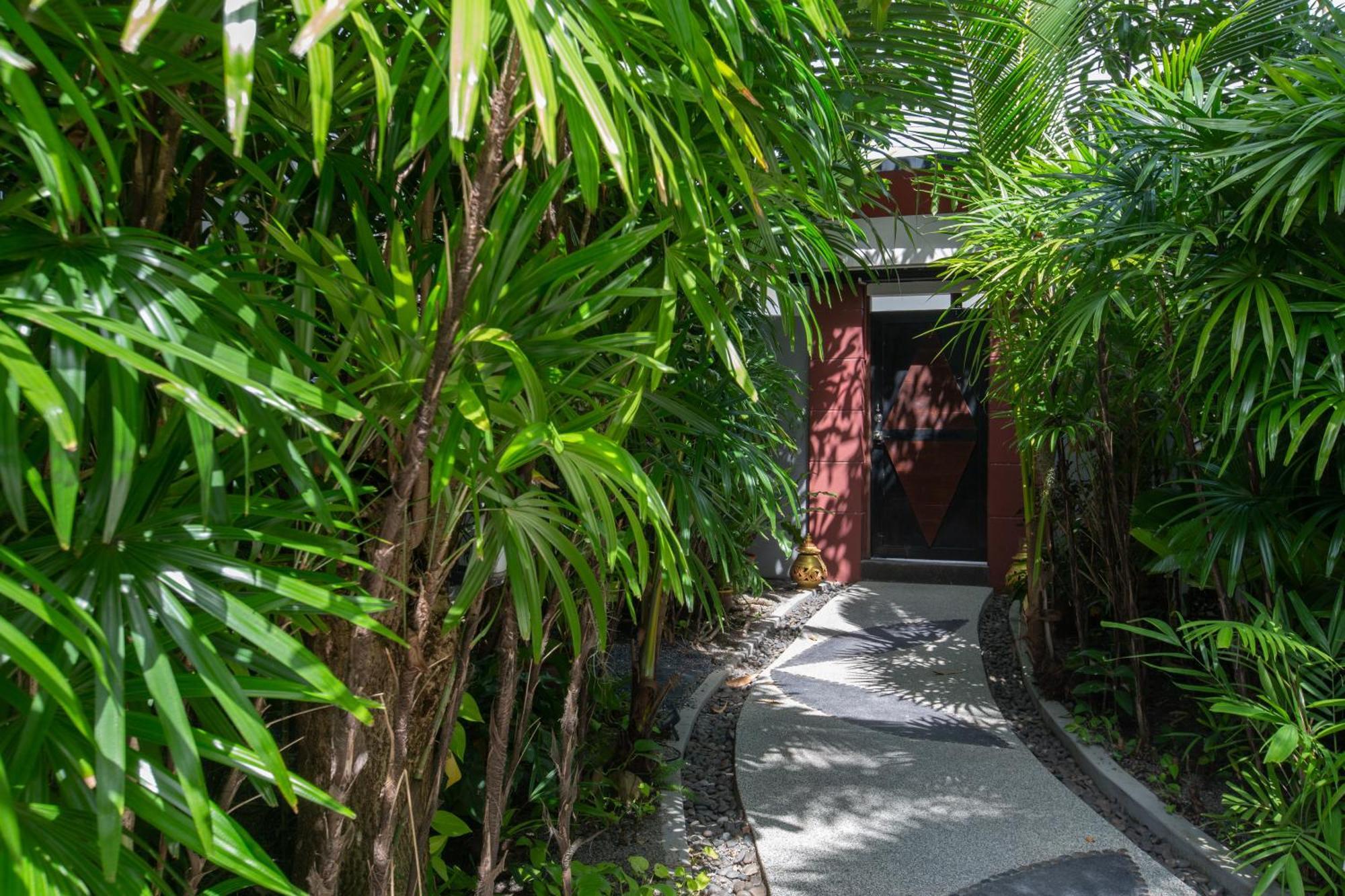 4 Secluded Private *