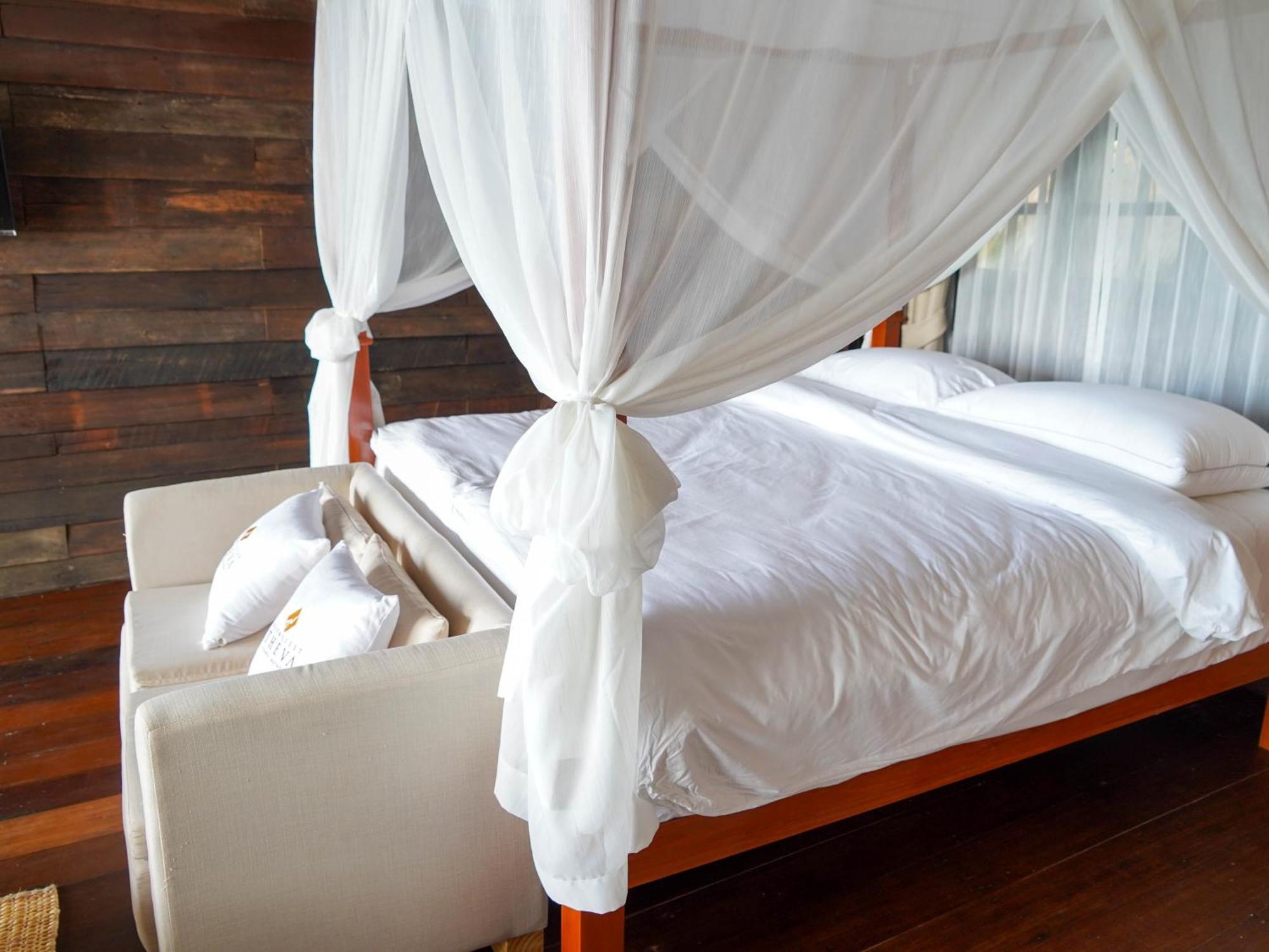 Roomquest Theva