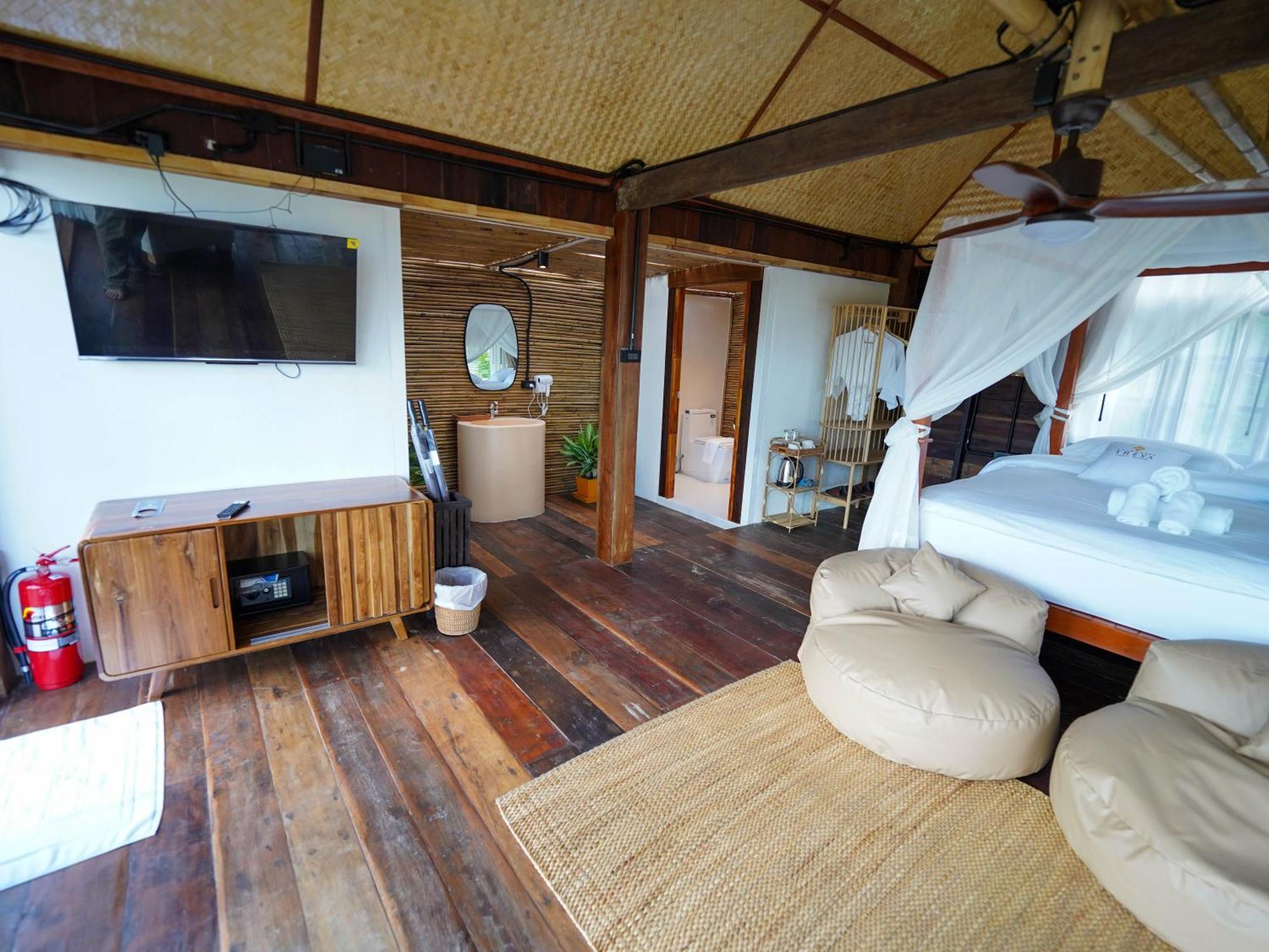 Hotel Roomquest Theva 4*